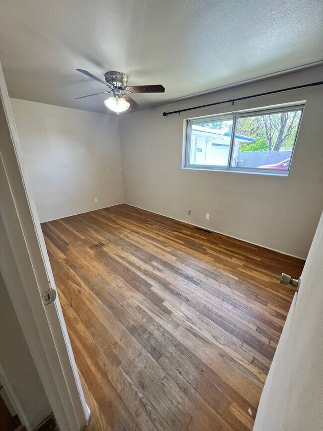Building Photo - Charming, 2BD/1BA Duplex