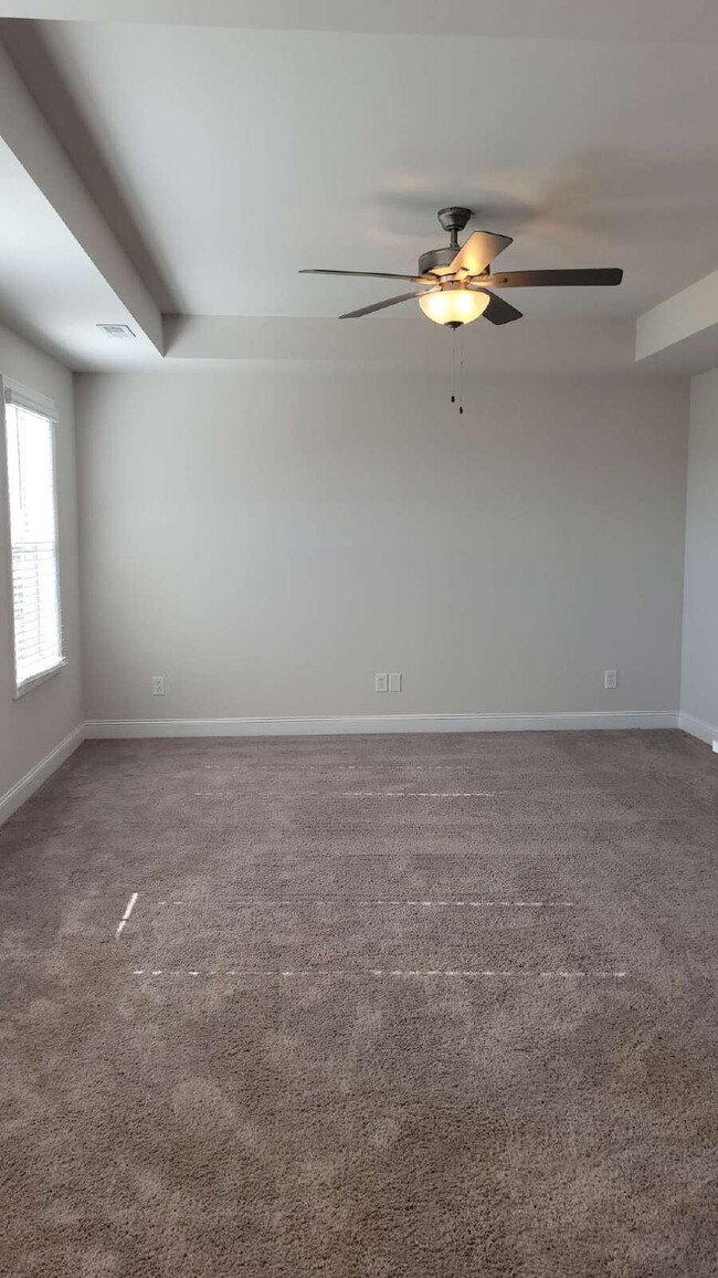 Building Photo - "Spacious 4-Bedroom Retreat with Modern Gr...