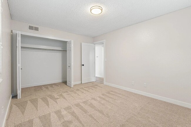 Building Photo - Updated 2 Bed/1 Bath Apartment in Desirable, Quiet Neighborhood