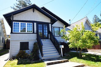 Building Photo - Charming Craftsman with a private back yar...