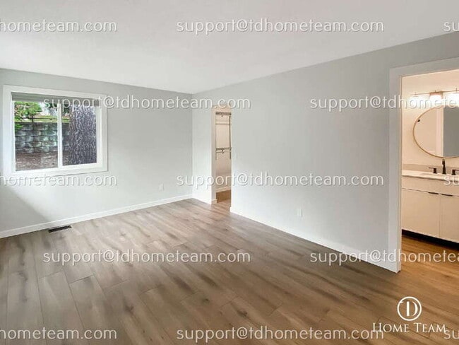 Building Photo - 9201 NE Juanita Dr