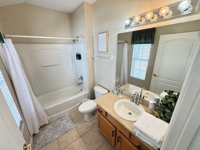 Building Photo - Fully Furnished 5-Bed End-Unit Townhome with Hot Tub in Gated Coral Cay! WASHER & DRYER INCLUDED!