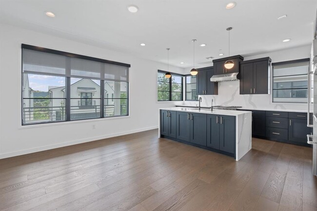 Building Photo - 701 Ariana Ct