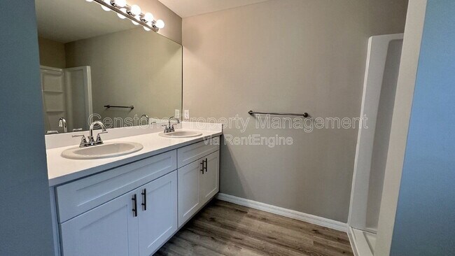 Building Photo - 327 Lester Ave S