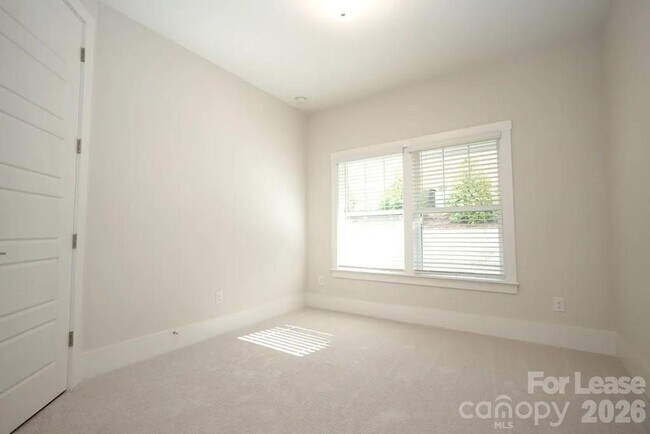 Building Photo - 1405 Kenilworth Ave