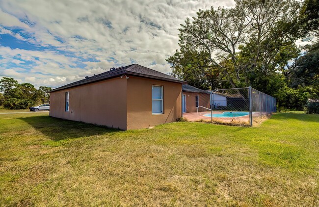 Building Photo - 4-bedroom, 2-bathroom POOL home