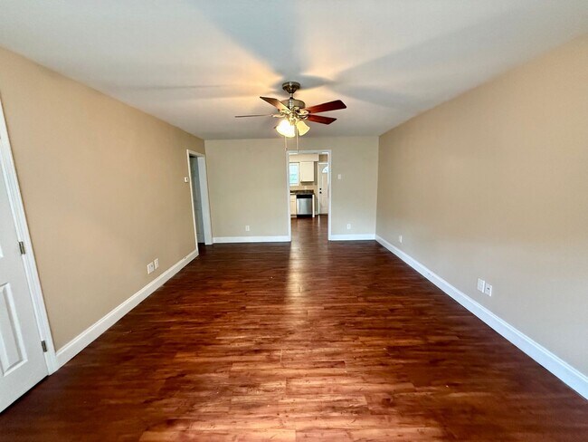 Building Photo - 2 Bedroom / 1 Bath Apt. - Johnson City