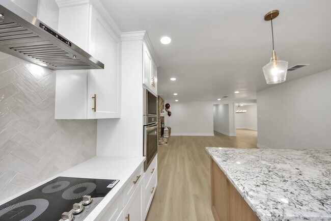 Building Photo - 26206 Maplewood Dr