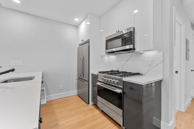Building Photo - 535 Newbury St