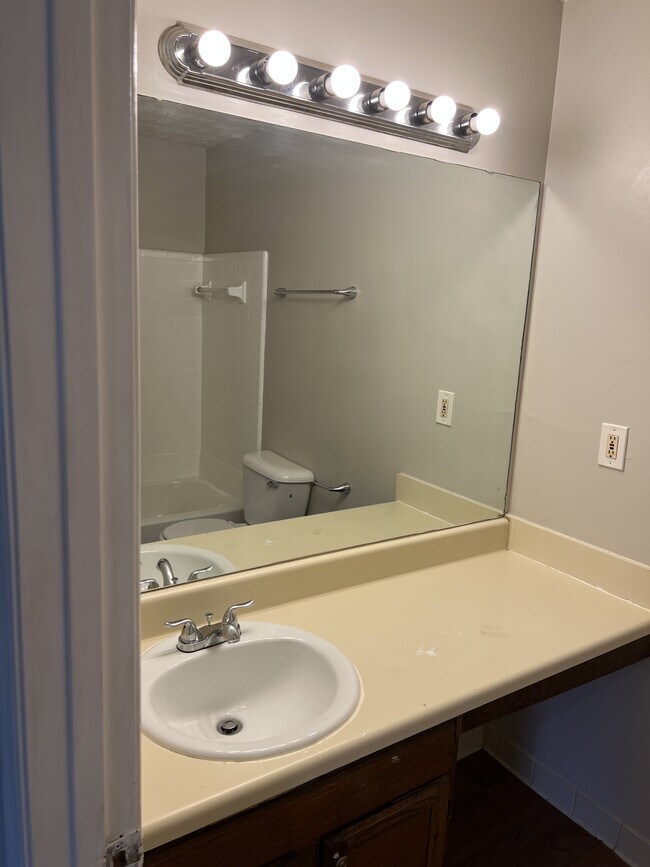 Building Photo - 2184 Wellington Cir