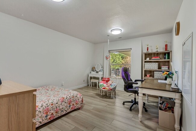 Building Photo - Beautiful 5-Bedroom Home in Sandy!