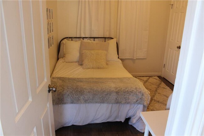 Building Photo - 706 W 24th St