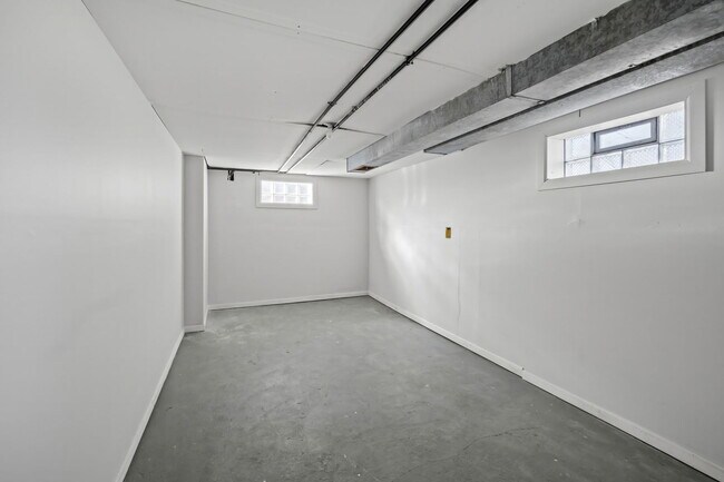 Building Photo - 10214 S La Salle St