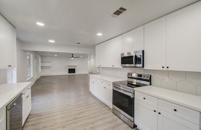 Building Photo - 809 Brook Hollow Dr