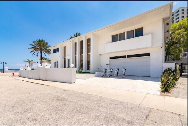 Building Photo - 3350 NE 14th Ct