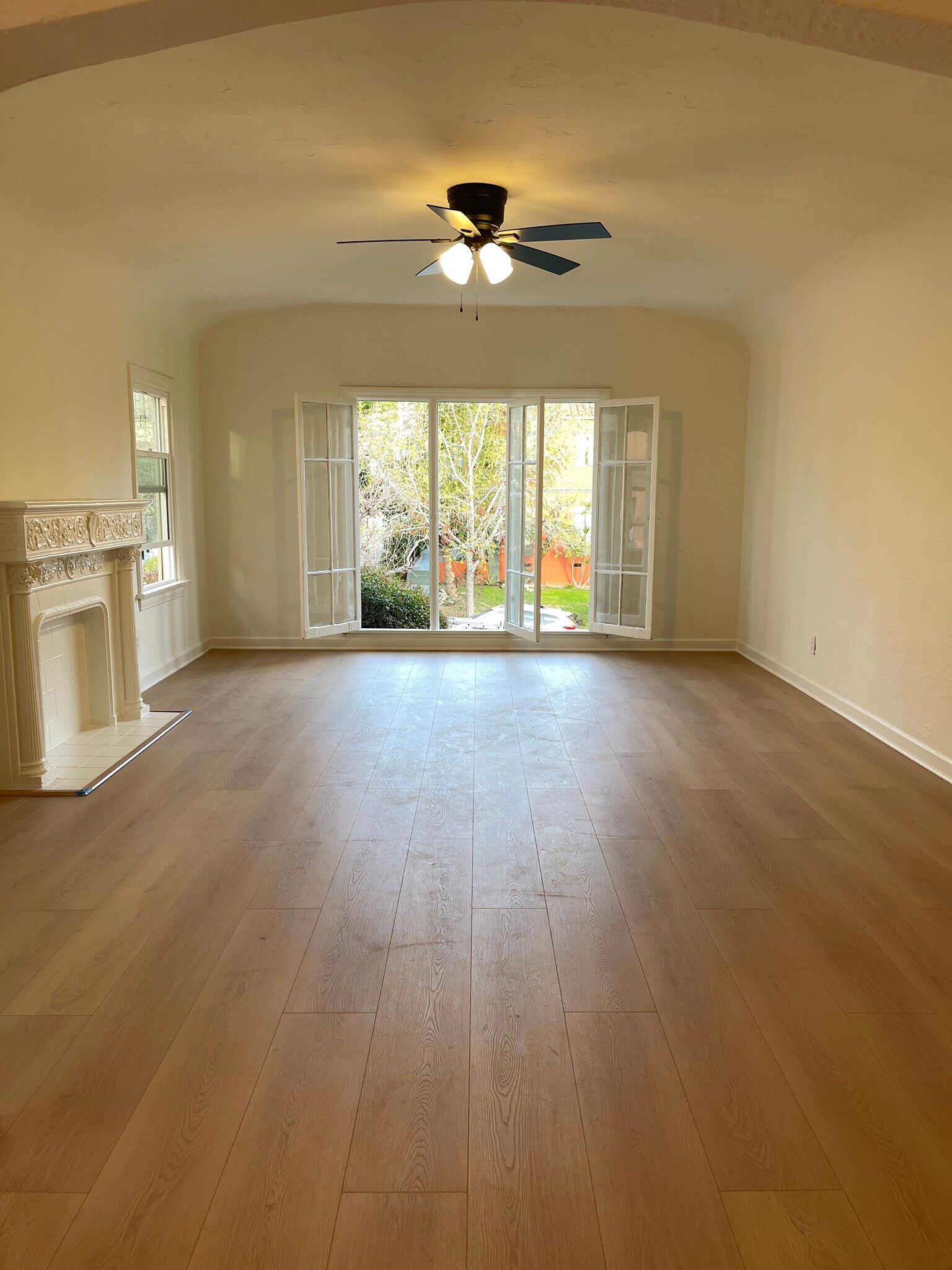 Building Photo - 129 1/2 N Kenmore Ave