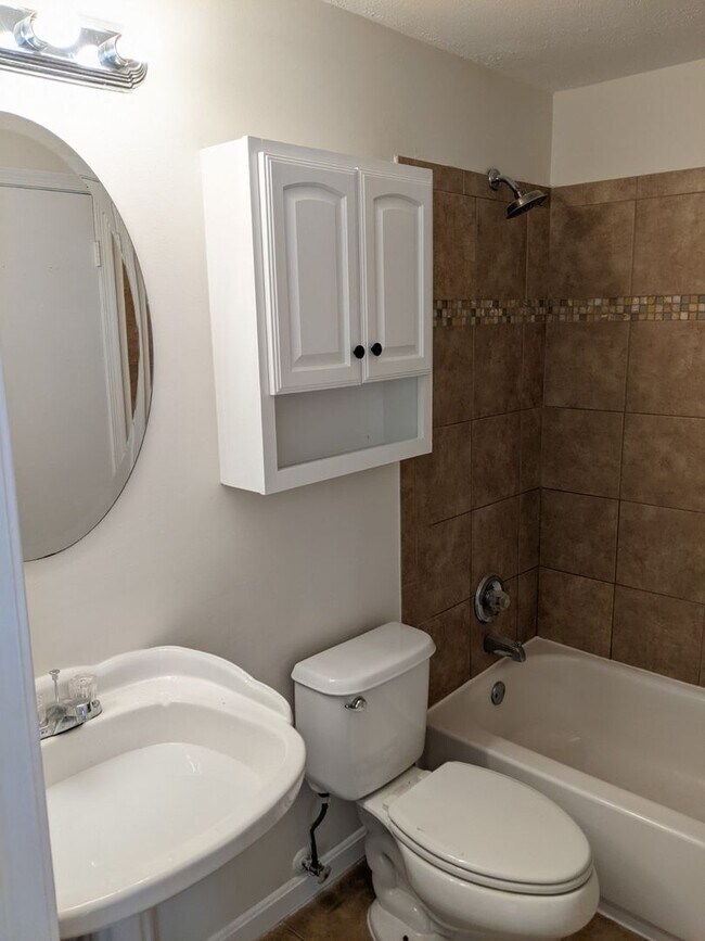 Building Photo - Renovated townhouse in established Frederick neighborhood ready now!