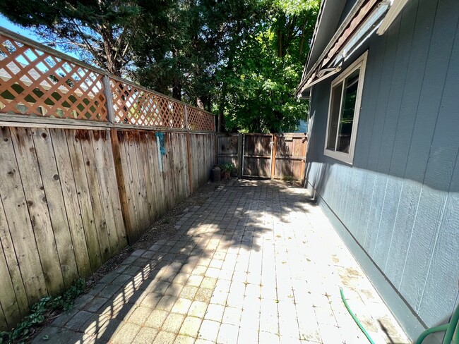 Building Photo - 2524 Parkwood Village Ln