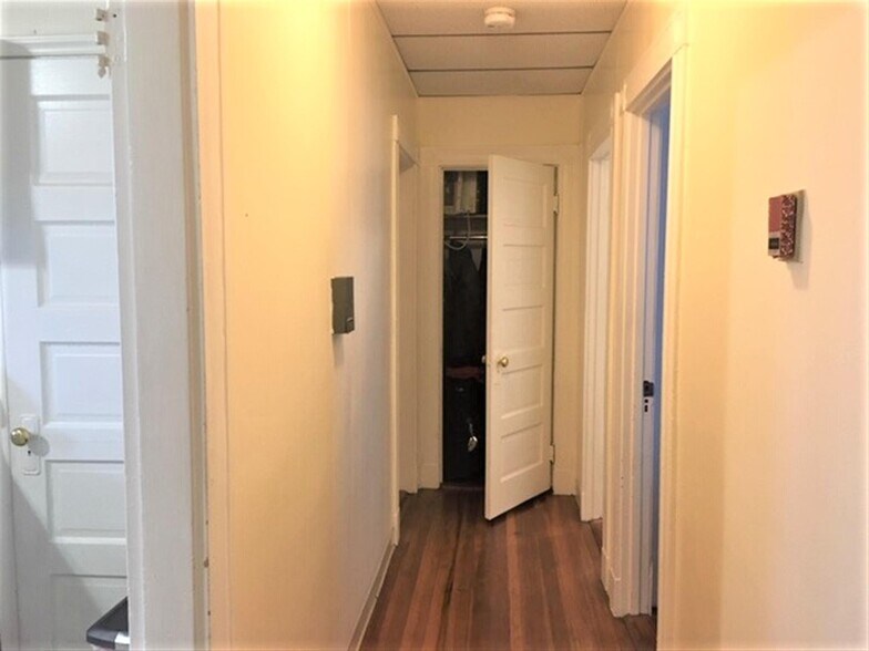Building Photo - 13 Craigie St