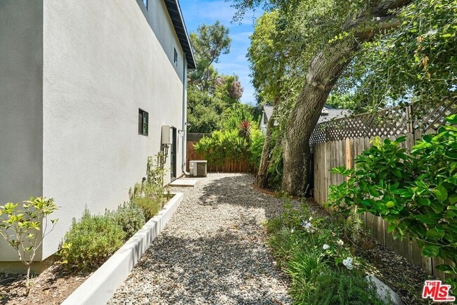 Building Photo - 720 W Altadena Dr