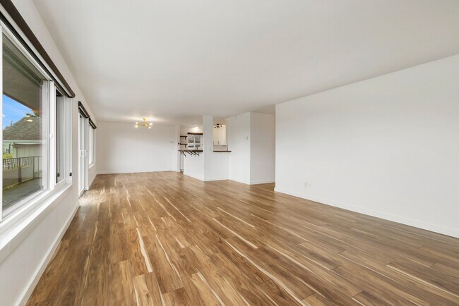 Building Photo - Newly Renovated 2BR/2BA Home with Private Balcony in Seattle