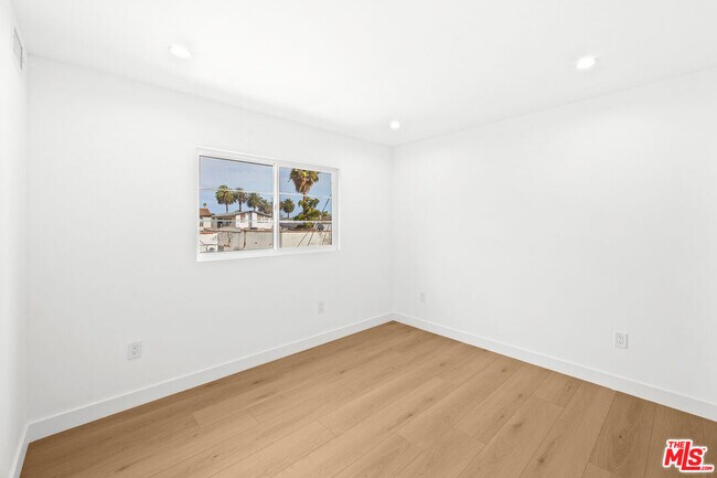 Building Photo - 2326 S Dunsmuir Ave