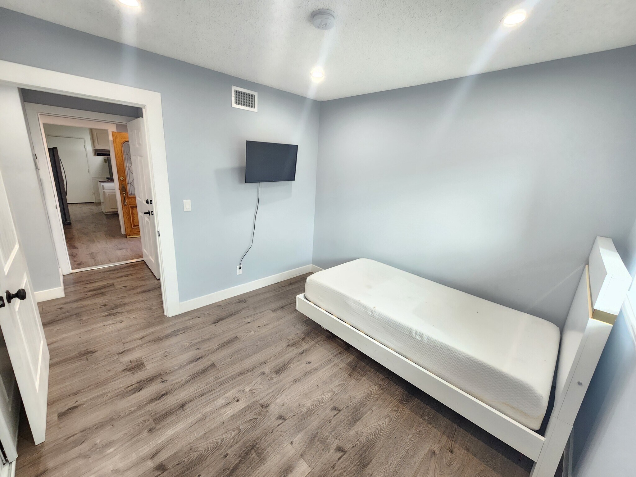 Building Photo - 11665 Babbitt Ave