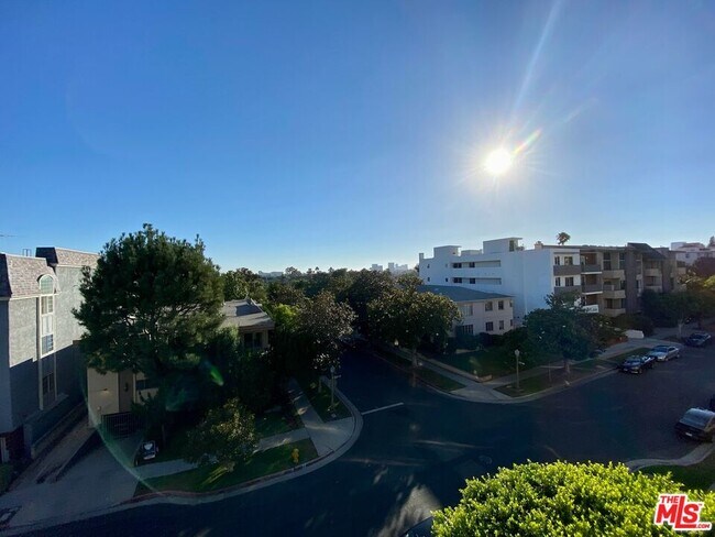 Building Photo - 2332 Fox Hills Dr
