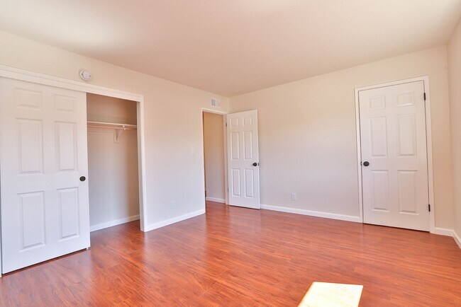 Building Photo - 1329 Essex Way