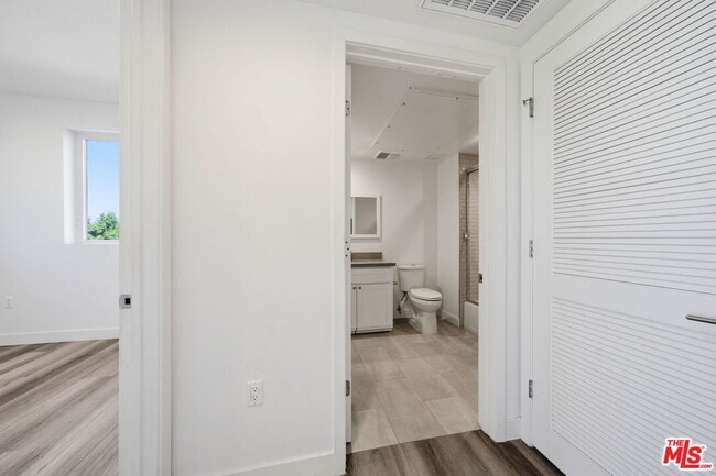 Building Photo - 667 N Wilton Pl