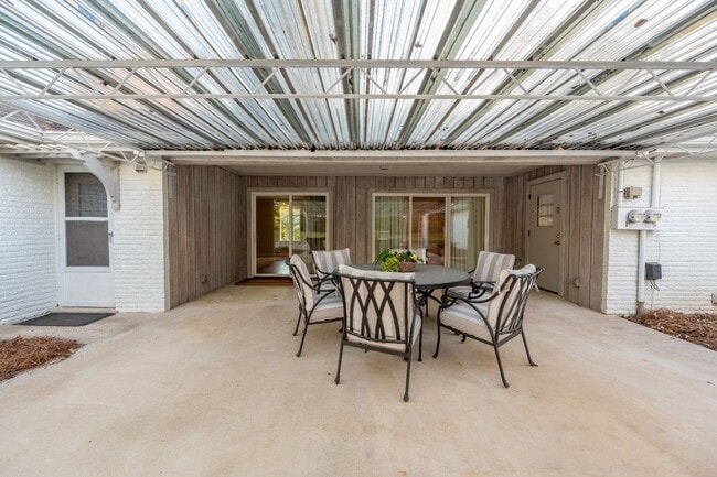 Building Photo - **ADORABLE DUBLEX IN BELLE MEADE WITH AMAZING YARD SURROUNDED BY MULTI-MILLION DOLLAR HOMES**