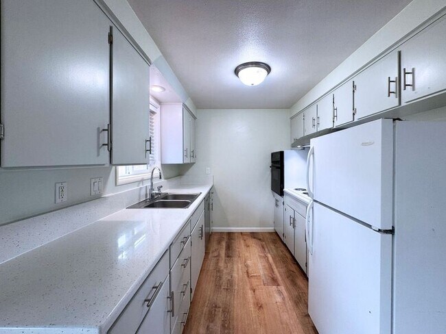 Building Photo - 1161 N Park Ave