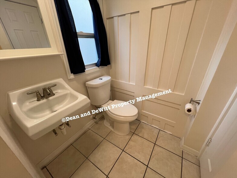 Building Photo - 1 Bed/1 Bath - Unit 12