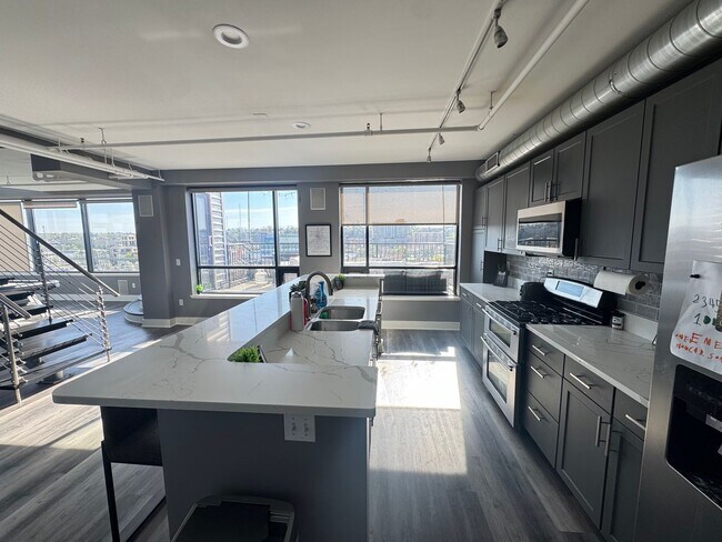 Building Photo - Desirable Union Square Corner Penthouse!