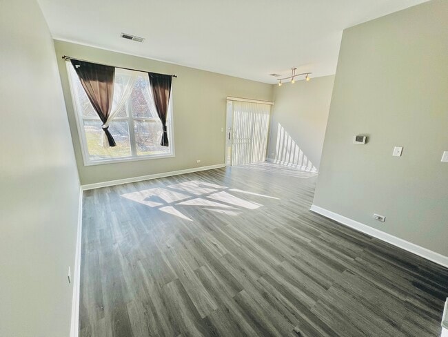 Building Photo - 925 Sheridan Cir