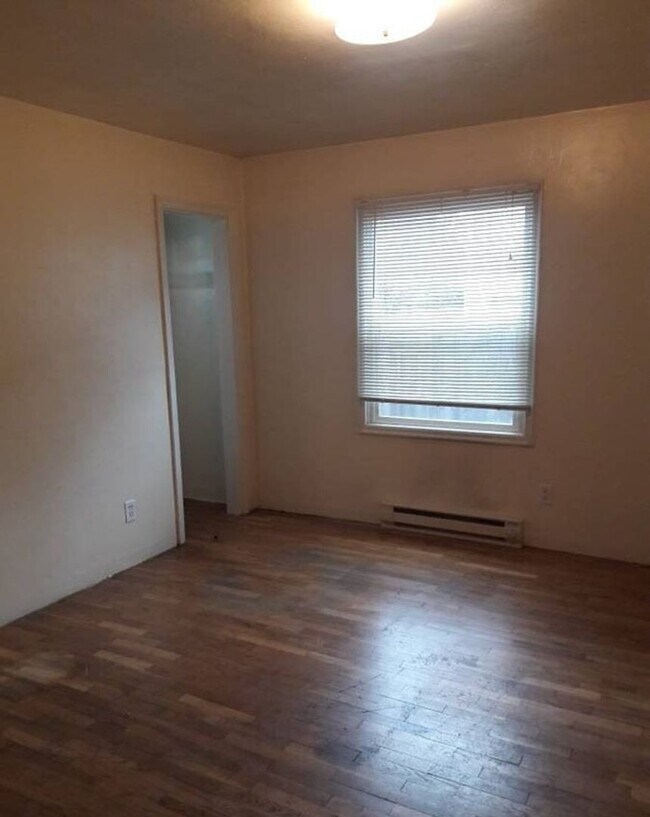 Building Photo - 1233w8