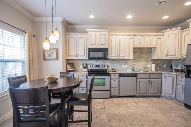 Building Photo - 612 SW 5th St