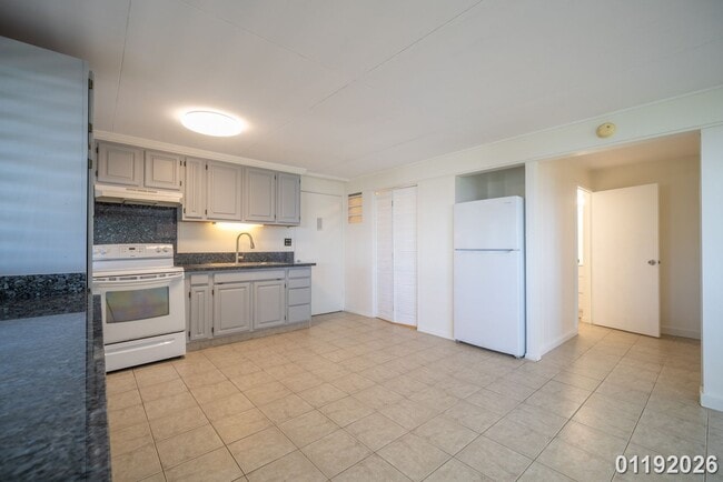 Building Photo - $2,600 / 1br - 1 BED 1 BATH DUPLEX (Honolulu)