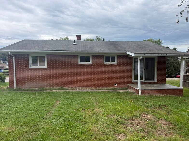 Building Photo - 2304 Saint Clair Ave