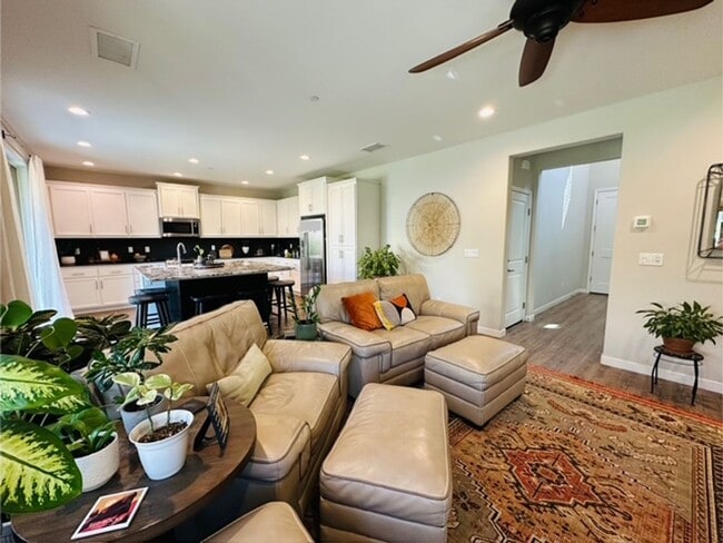 Building Photo - $2,395 Tesoro Viejo Gorgeous 2 Bed + Offic...
