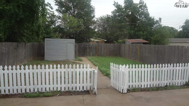 Building Photo - 302 N Main St