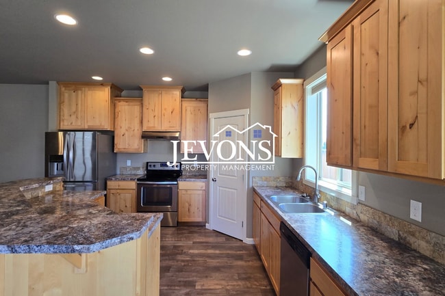 Building Photo - A charming and well-located single-family home in Yakima!