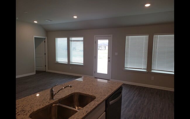 Building Photo - 5393 Greenridge Ln