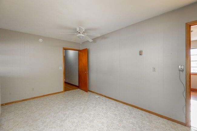 Building Photo - 2 bedroom, 1 bath unit in the heart of Eas...