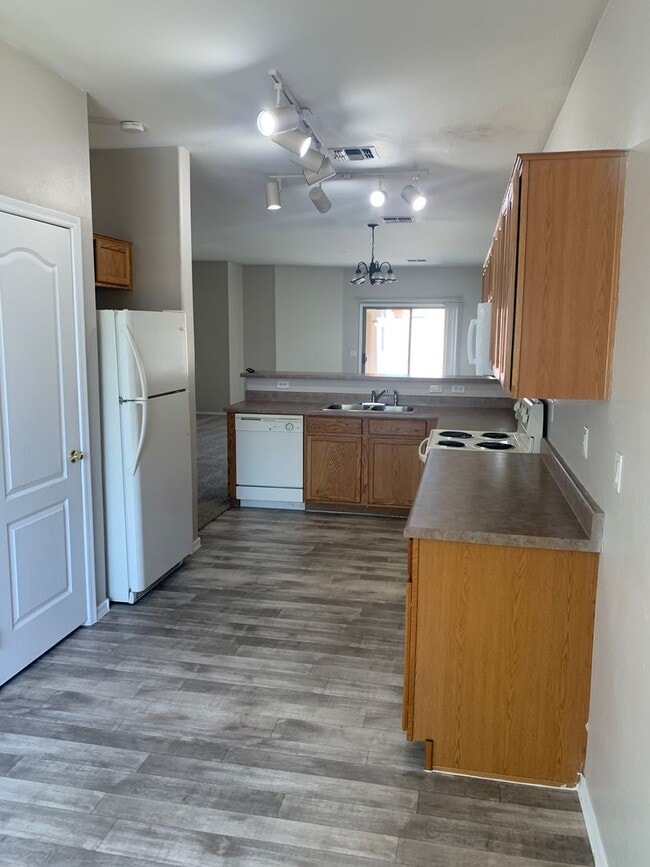 Building Photo - Updated 4 bed/2 bath in Great Location