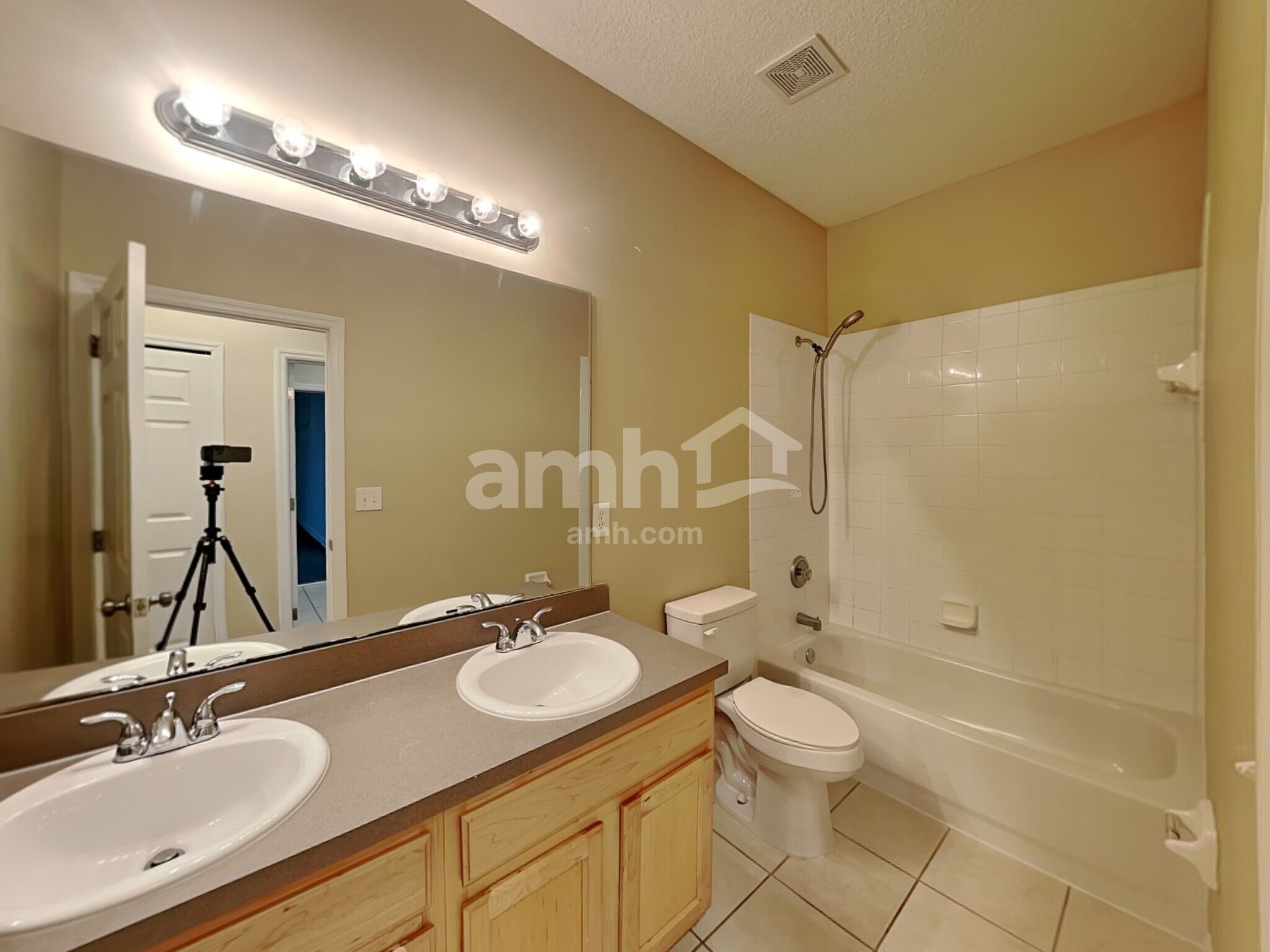 Building Photo - 658 Southland Ln