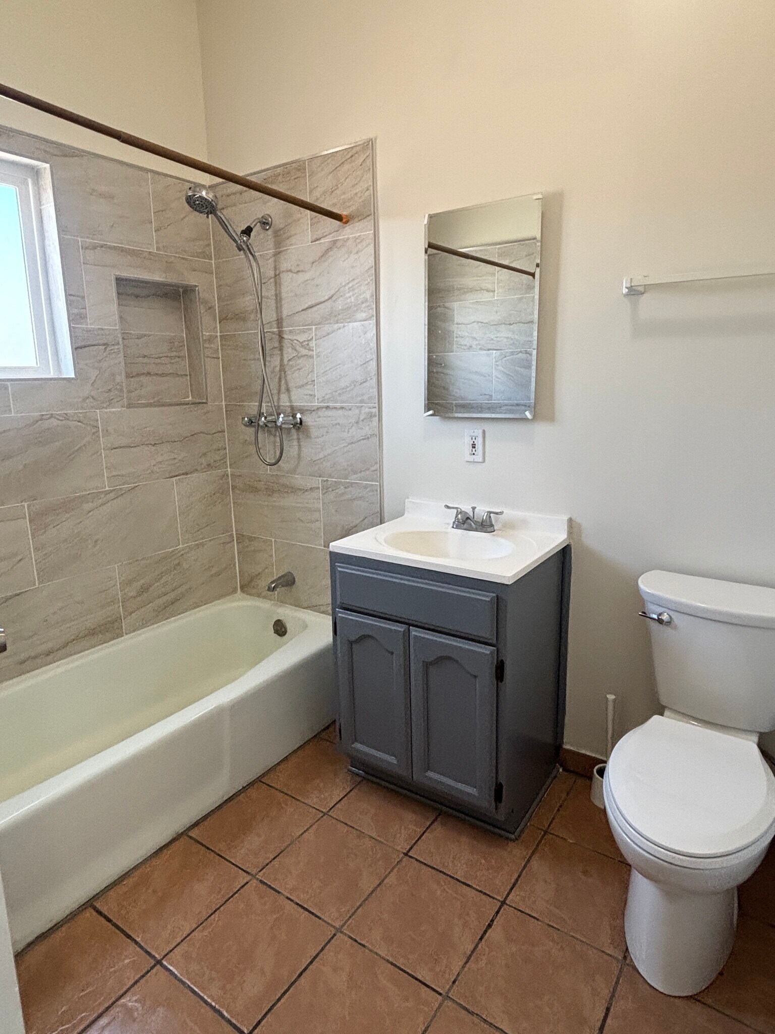 Bath 1 - 1581 1/2 W 36th Pl