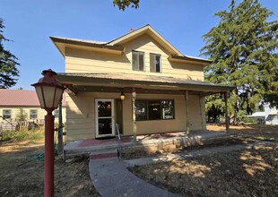 Building Photo - Large 4 Bedroom 2 Bath in Quaint Waterville