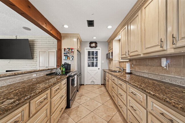 Building Photo - 805 Camelot Ln