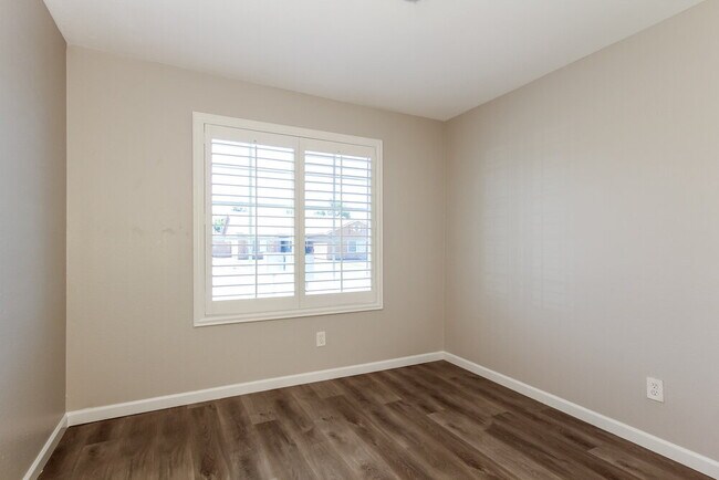 Building Photo - 1518 E Carter Rd